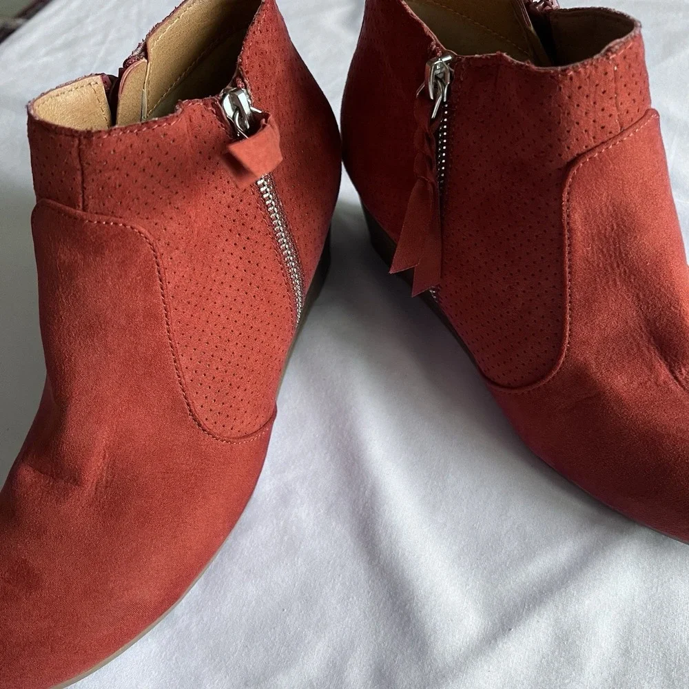 DOLCE VITA Ankle Boots Womens 7,Rust Suede Side Zip, Wedge Heel.